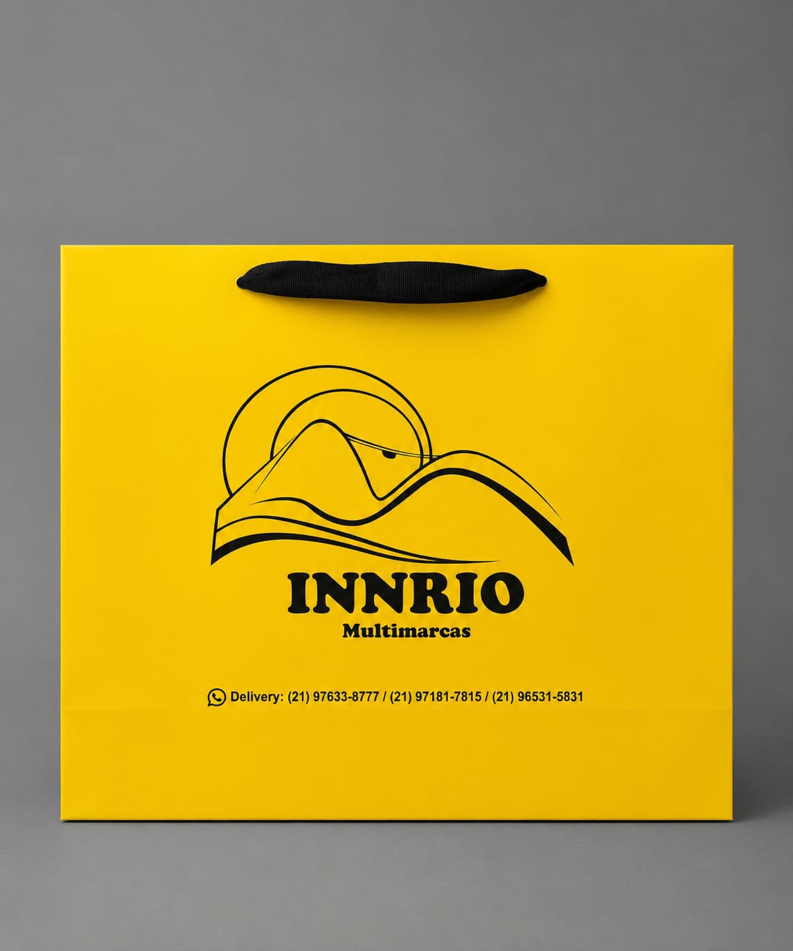 Sacola em papel fundo amarelo com imp em preto 