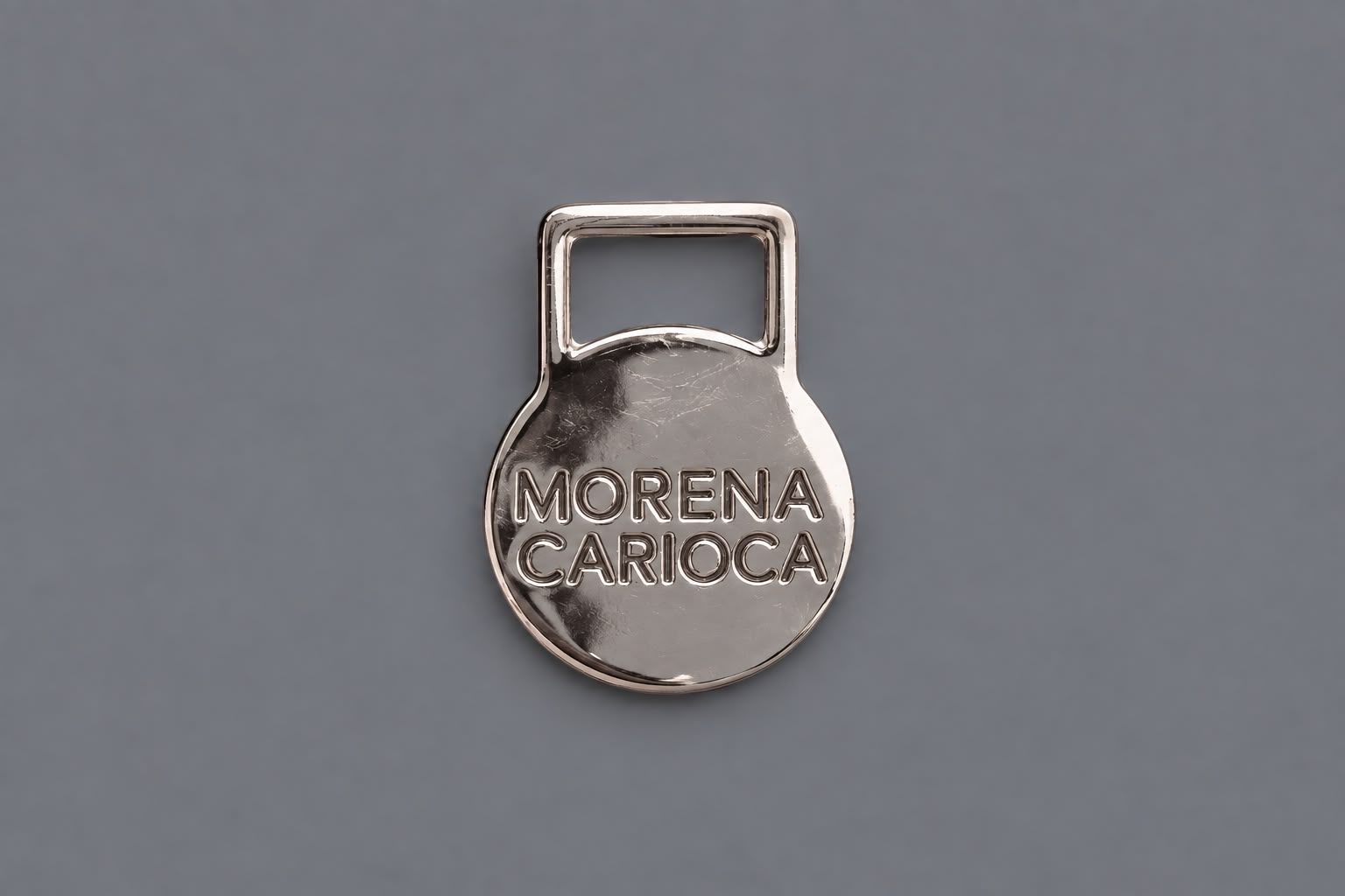 Plaquinha Morena Carioca, Ideal para aplicar em roupas, acessórios e diversos produtos, agregando um toque sofisticado e valorizando a identidade da sua marca .