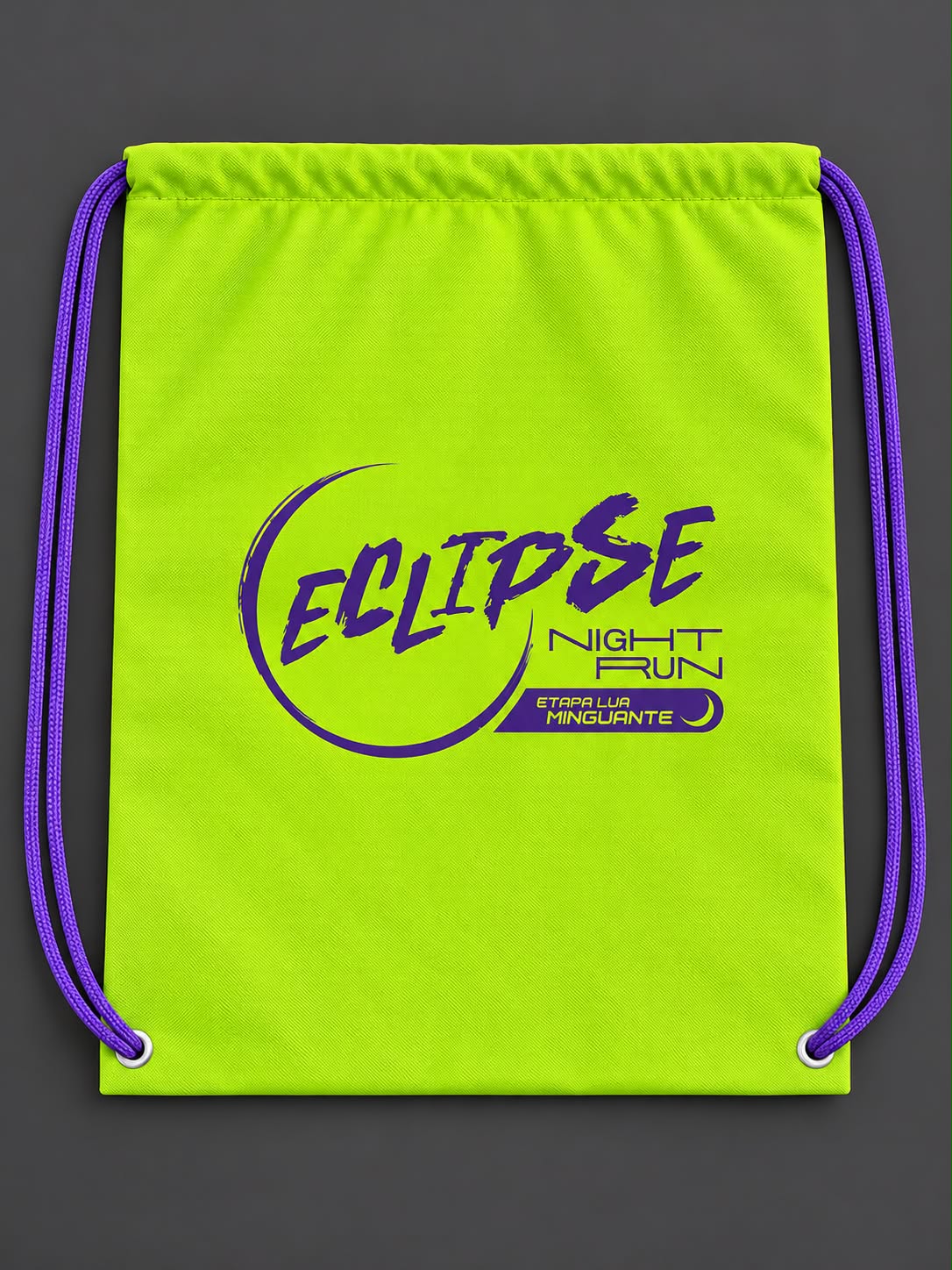 Mochila em tnt personalizada, cor verde limão + imp em lilás.