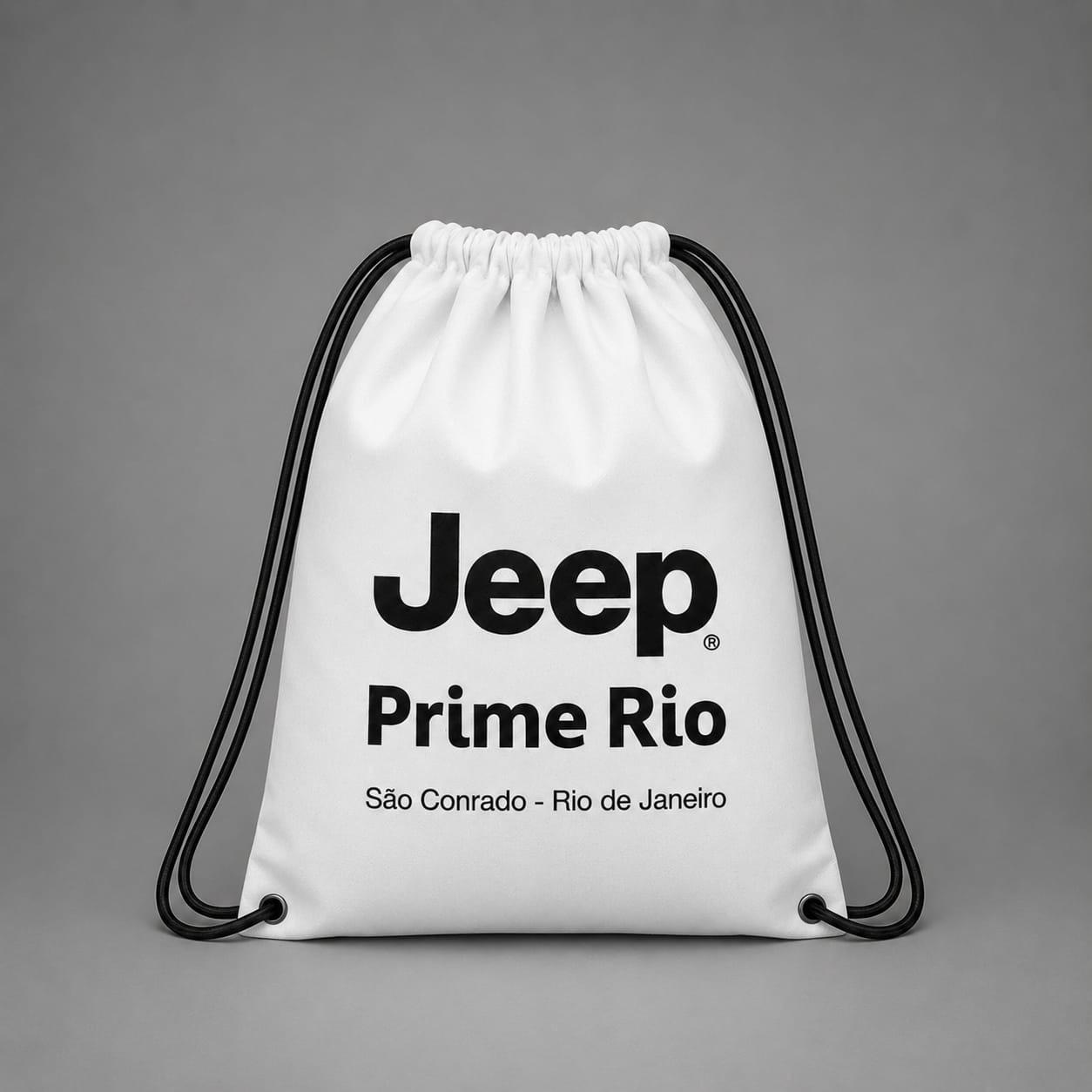 Mochila em tnt personalizada fundo branco com imp em preto.