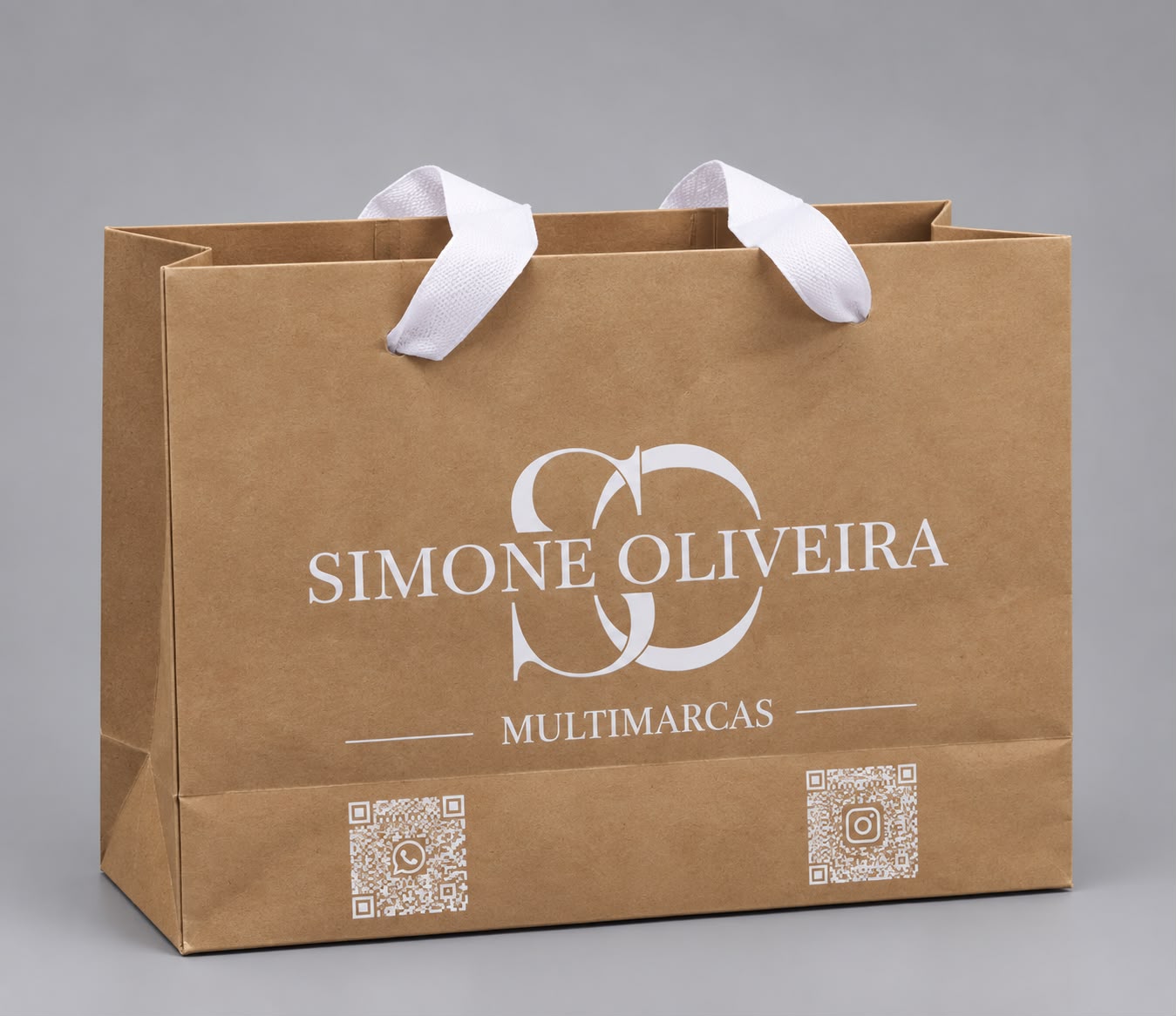 Etiqueta Adesiva Simone Oliveira Fundo Transparente com imp em Branco , Ideal para lacrar os dois lados da sacola , garantindo um acabamento discreto , seguro e profissional. Personalize com sua marca e deixe sua embalagem ainda mais bonita e sofisticada. 