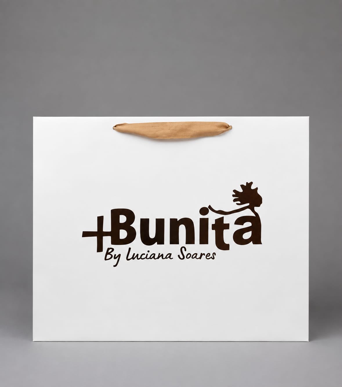 Sacola em papel fundo branco com imp em Hot stamp 