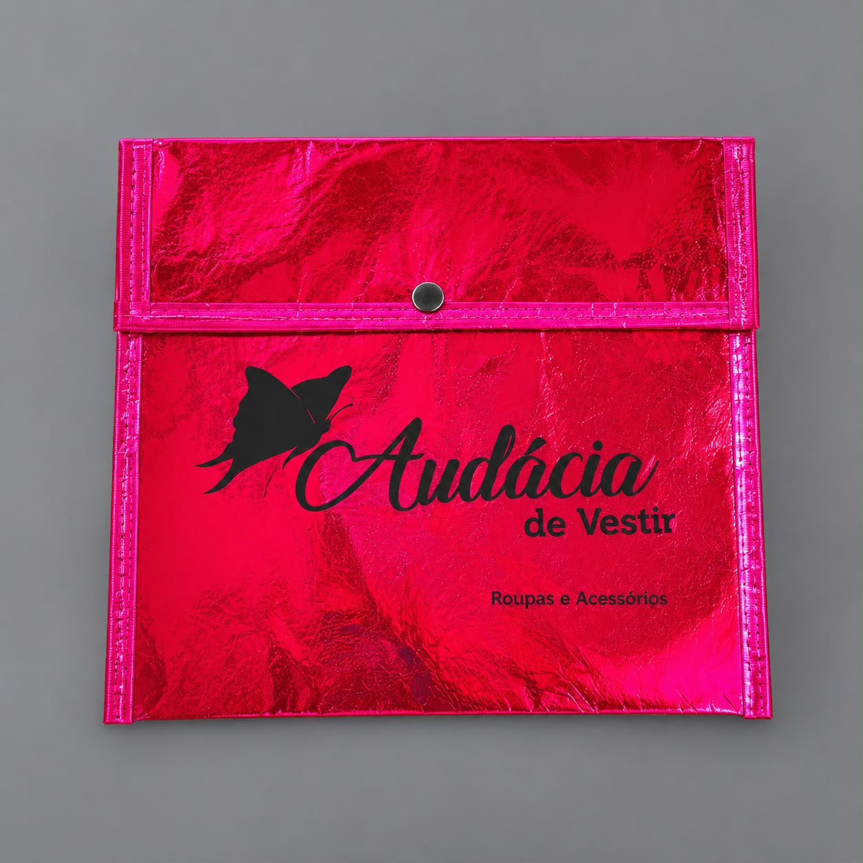 Carteira Metalizada na cor rosa pink com imp em preto