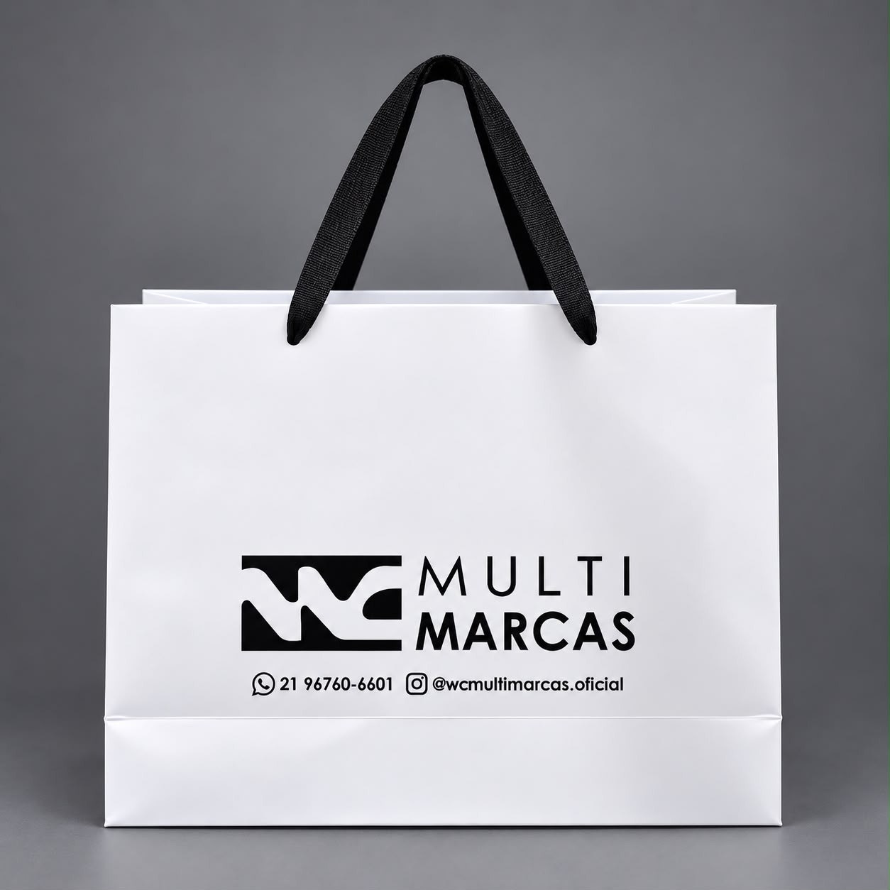 Sacola em papel fundo branco mais imp em preto 